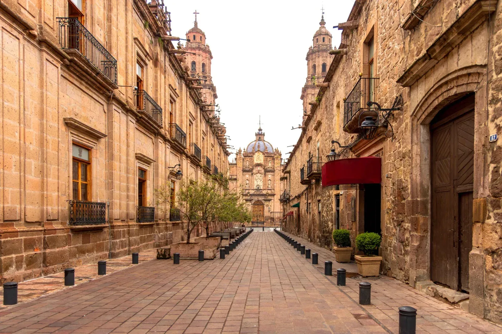 Calle peatonal de cantera rosa con vista a la Catedral de Morelia