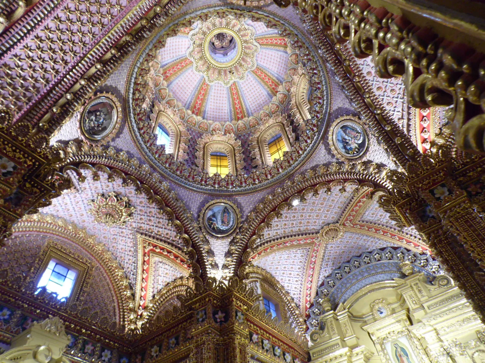 Interior barroco del Santuario de Guadalupe con cúpula policromada en rosa, rojo y pan de oro