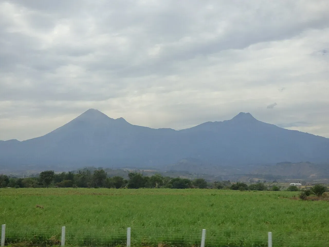 Volcán de Fuego y Nevado de Colima vistos desde los campos verdes