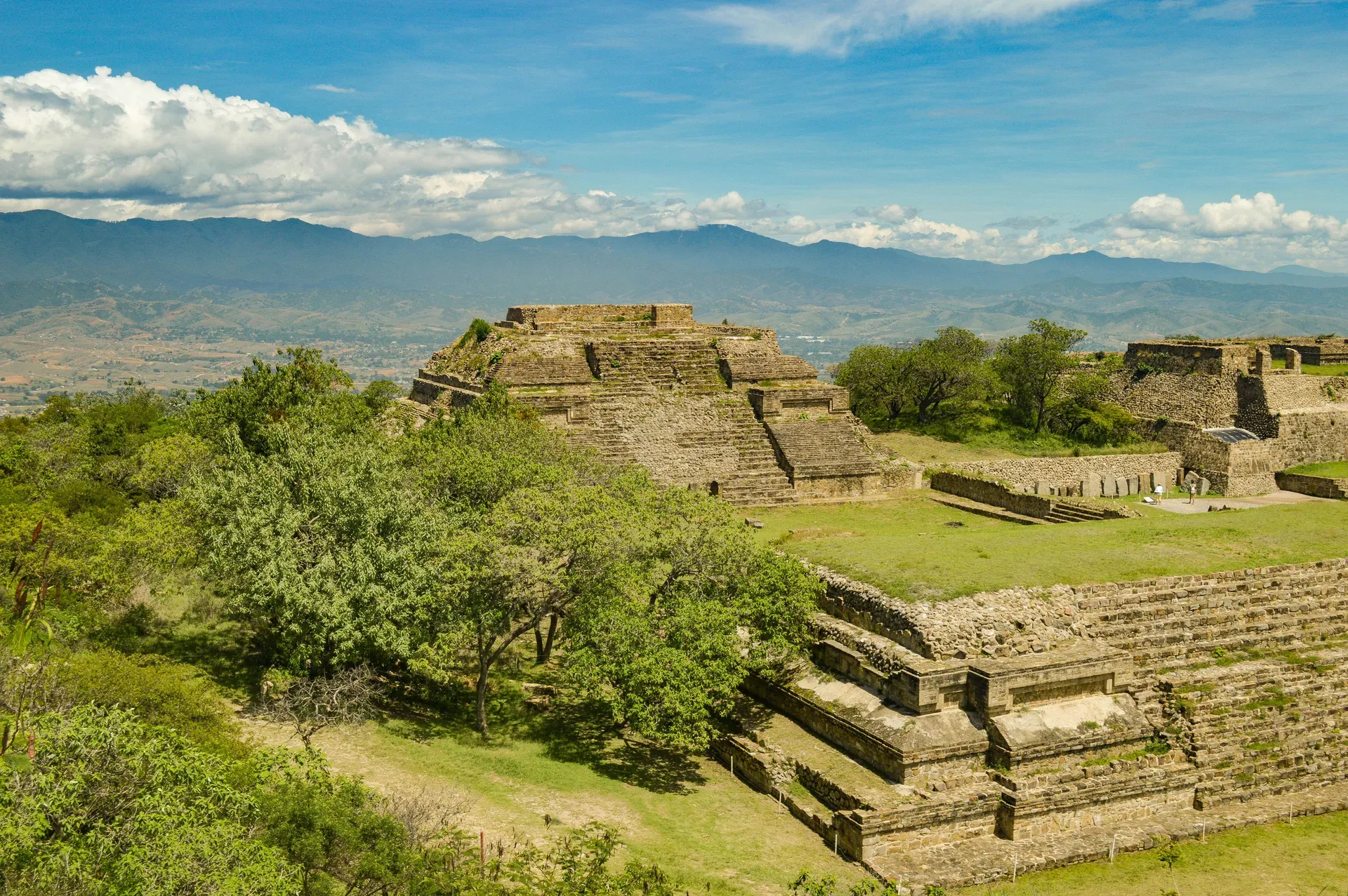 Plaza principal de Monte Albán con pirámides y plataformas