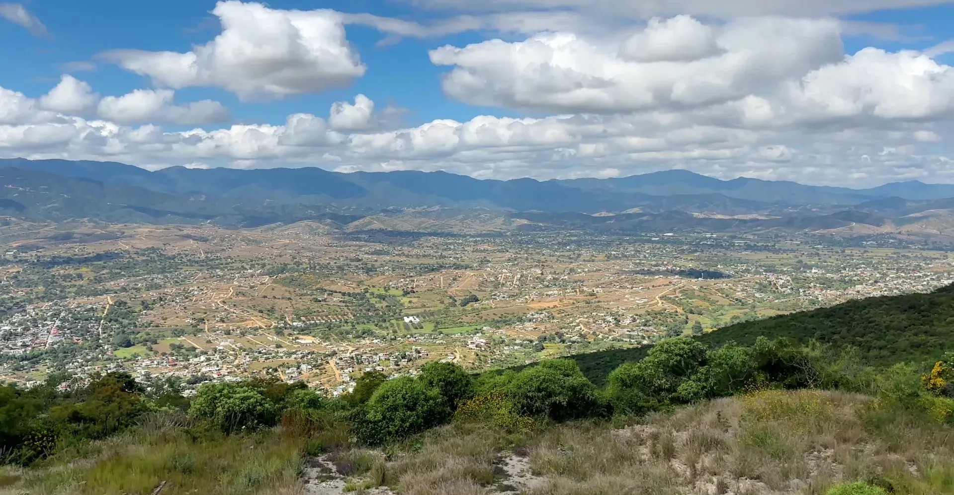 Vista de los valles centrales de Oaxaca desde las montañas