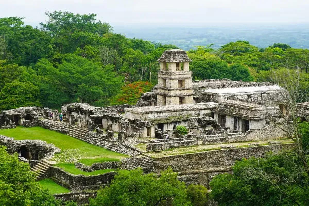 Vista panorámica de Palenque con el Templo de las Inscripciones y El Palacio con torre astronómica entre la selva
