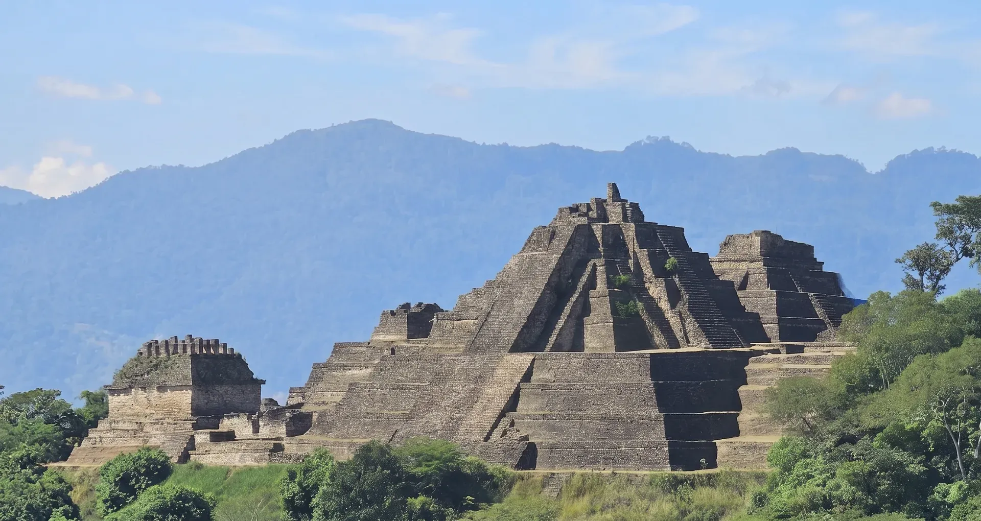 Complejo piramidal de Toniná con sus siete plataformas escalonadas y montañas de Ocosingo al fondo