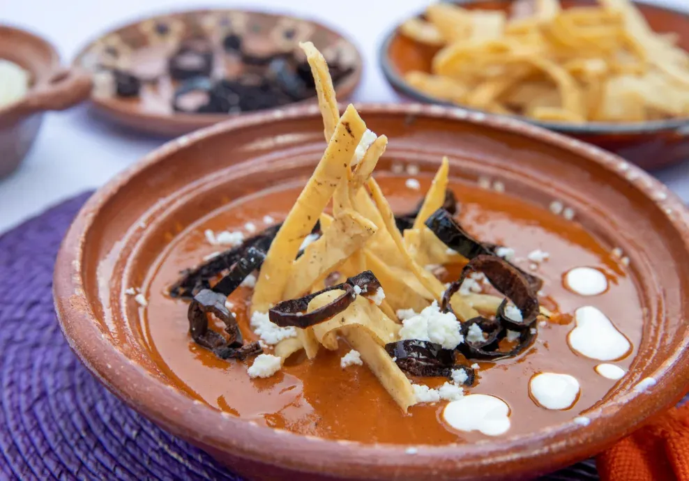Sopa tarasca de frijol y chile