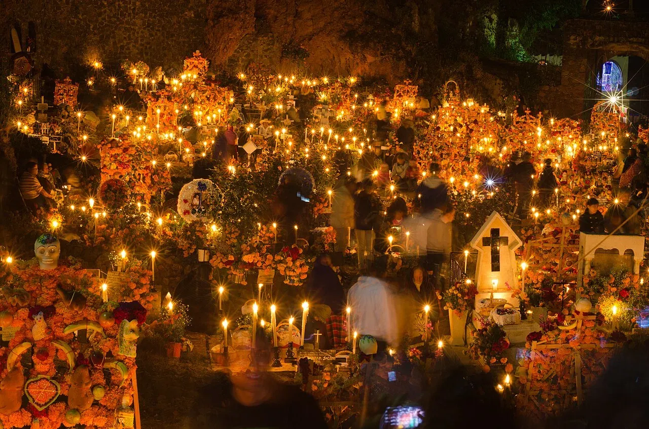 Panteón iluminado con velas y cempasúchil en la Noche de Muertos de Janitzio