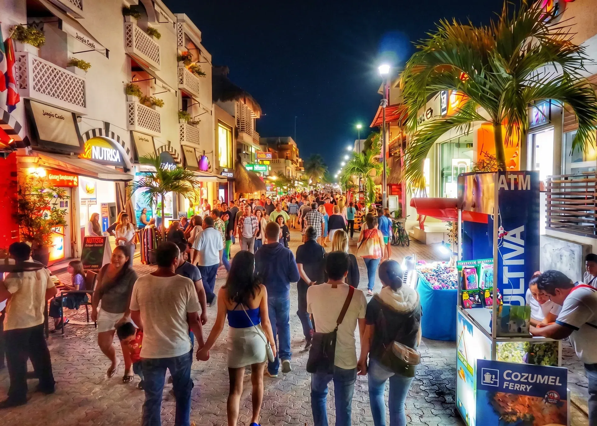 Quinta Avenida de Playa del Carmen de noche con gente