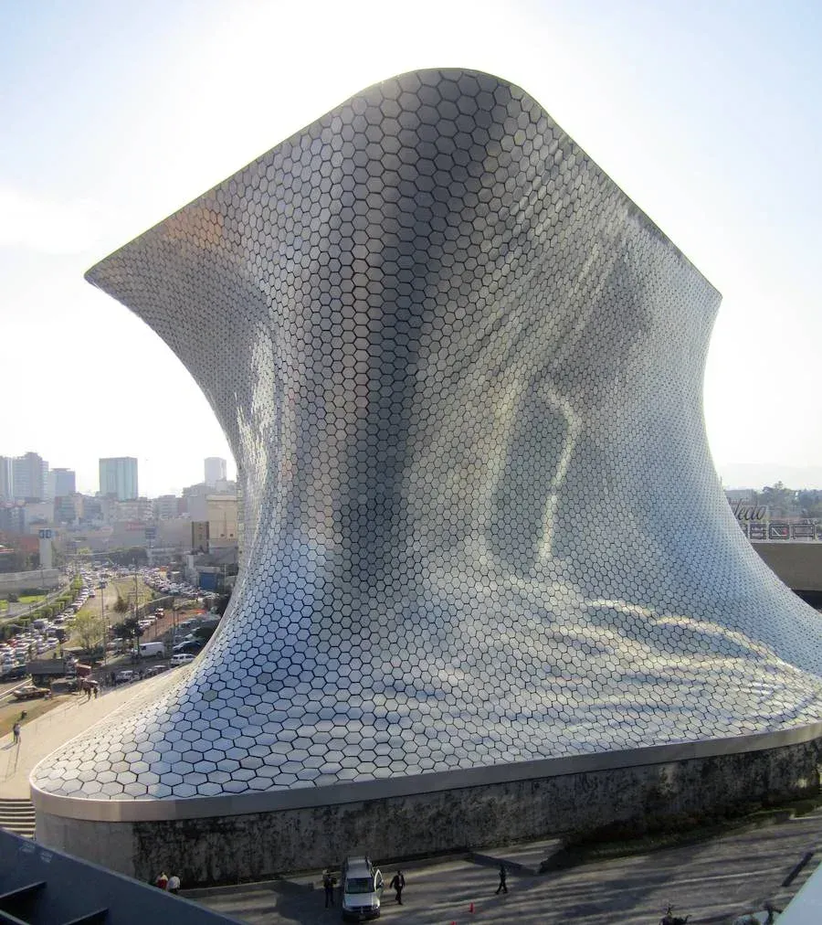 Museo Soumaya con su fachada curva cubierta de hexágonos de aluminio en Plaza Carso