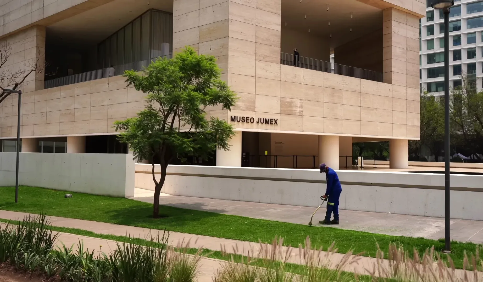 Fachada del Museo Jumex diseñado por David Chipperfield con jardín y letrero