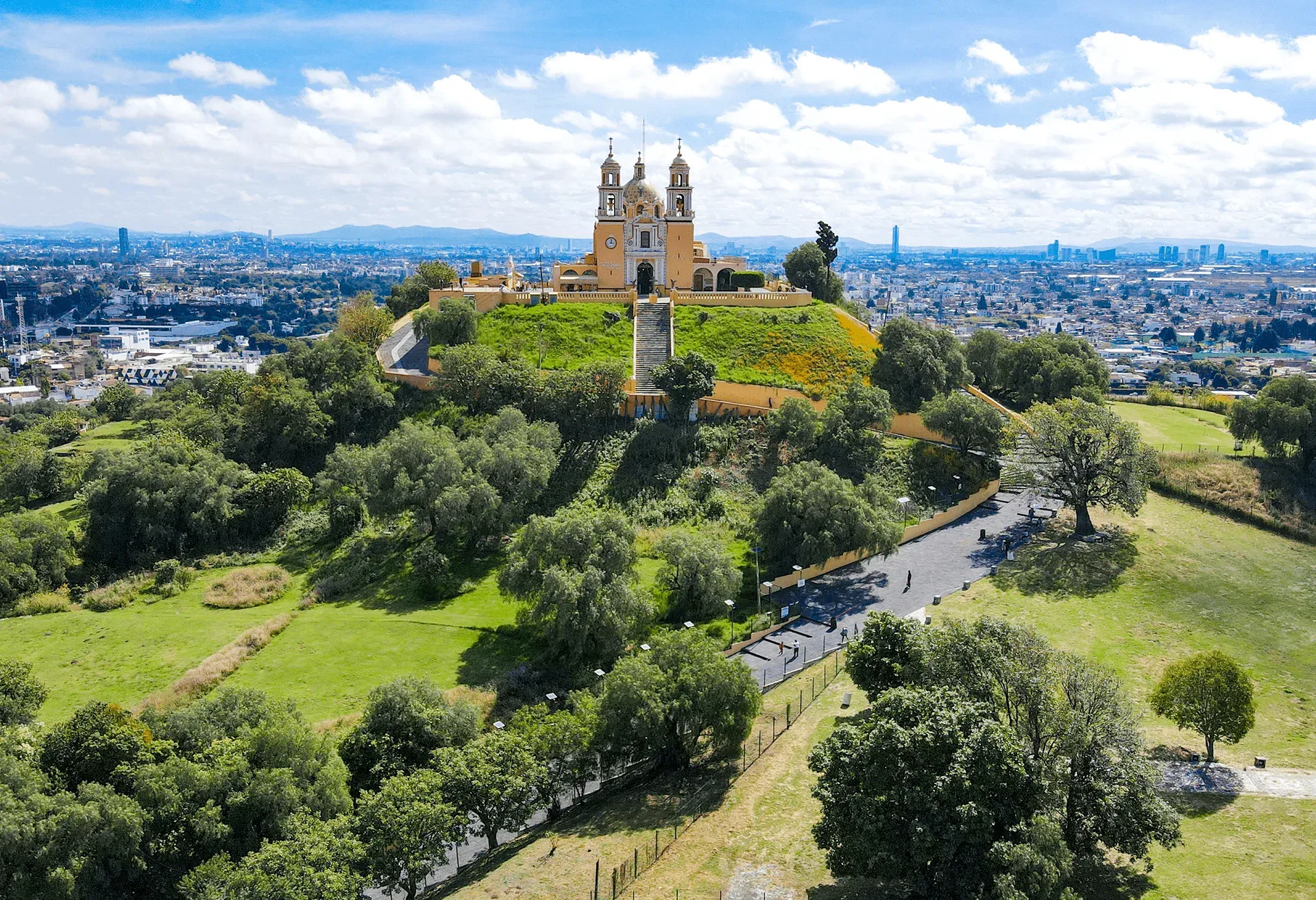 Cholula con la pirámide y la iglesia en la cima