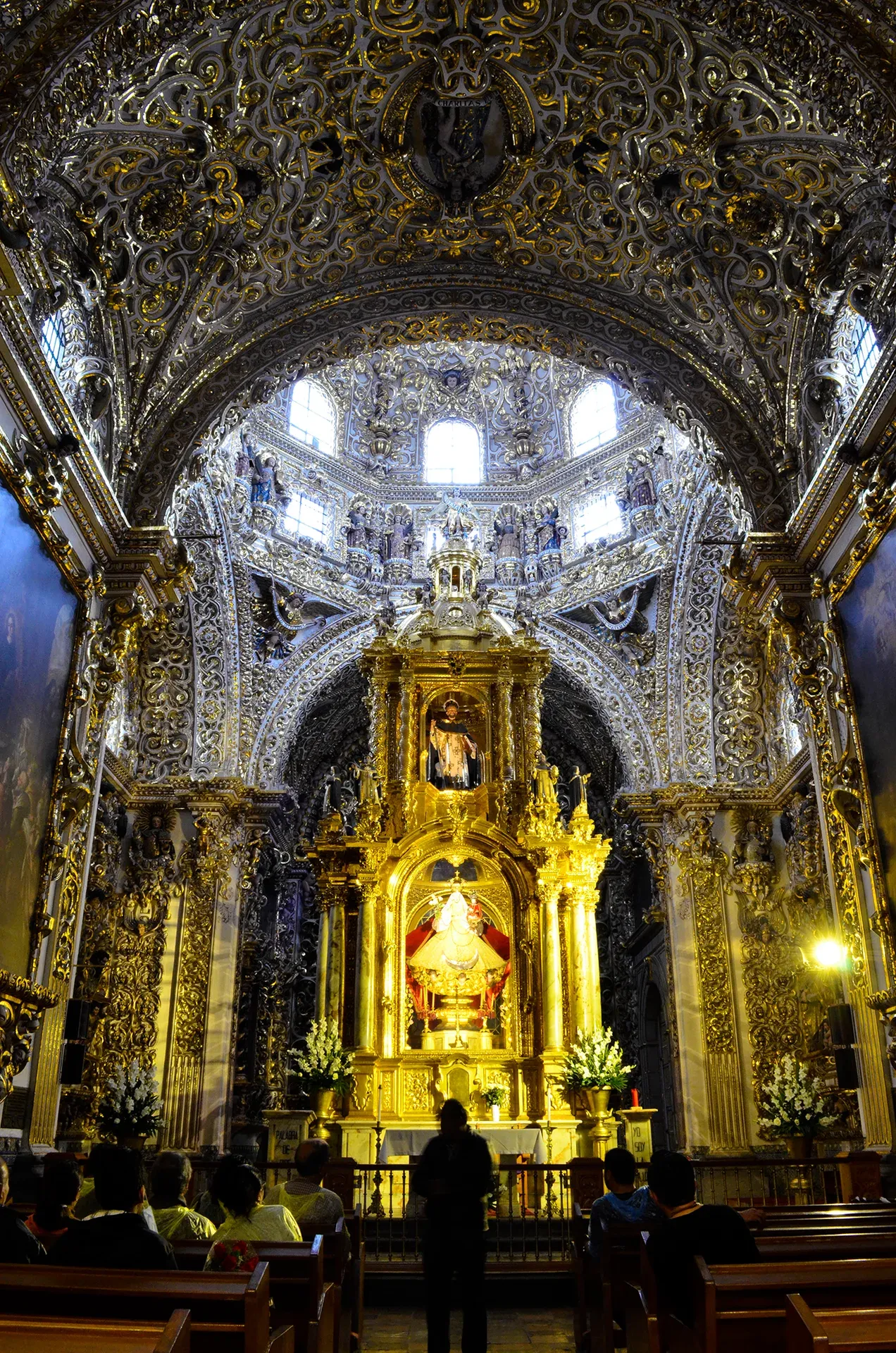 Interior barroco de la Capilla del Rosario con yeserías doradas