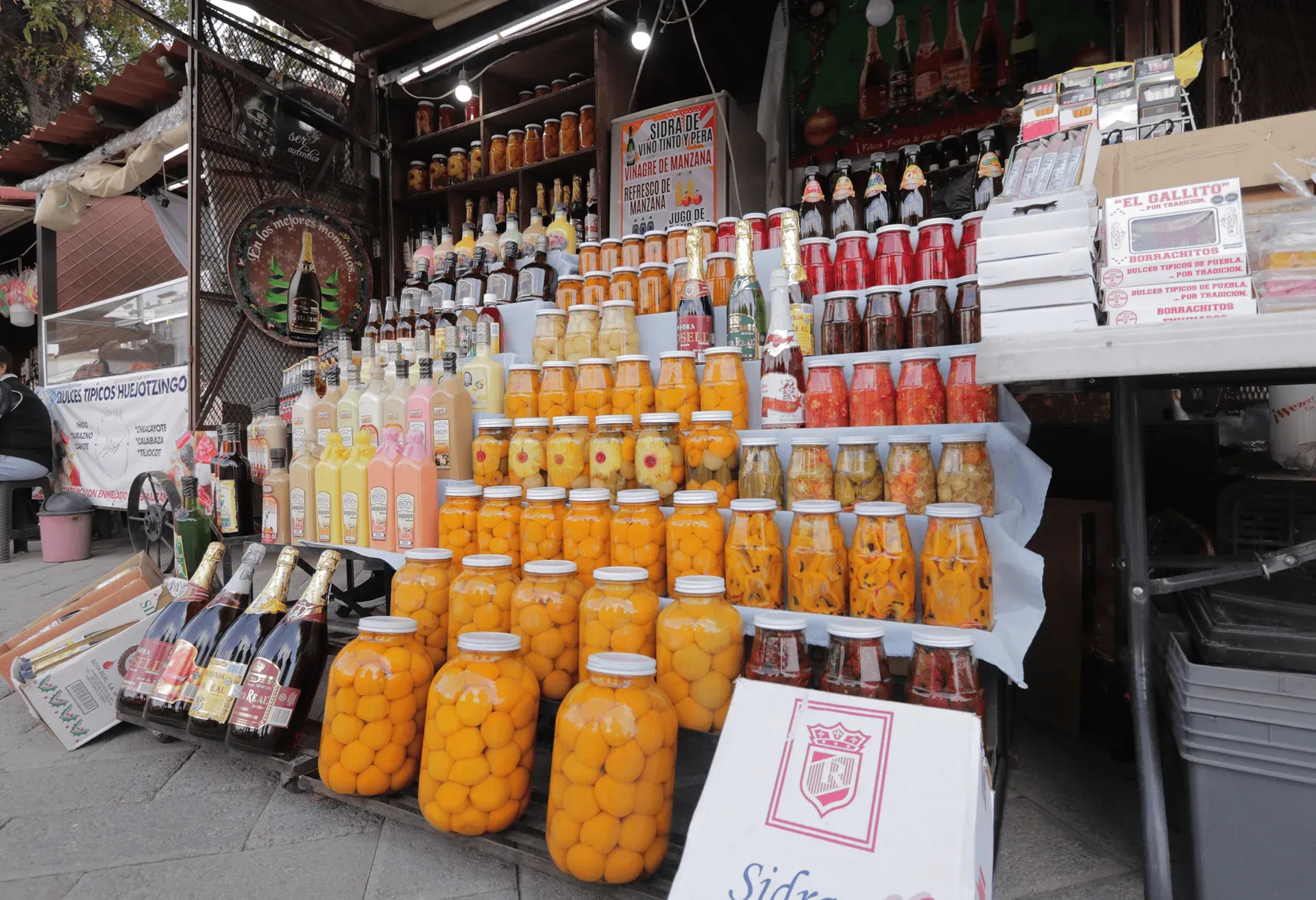 Mercado poblano con productos gastronómicos típicos