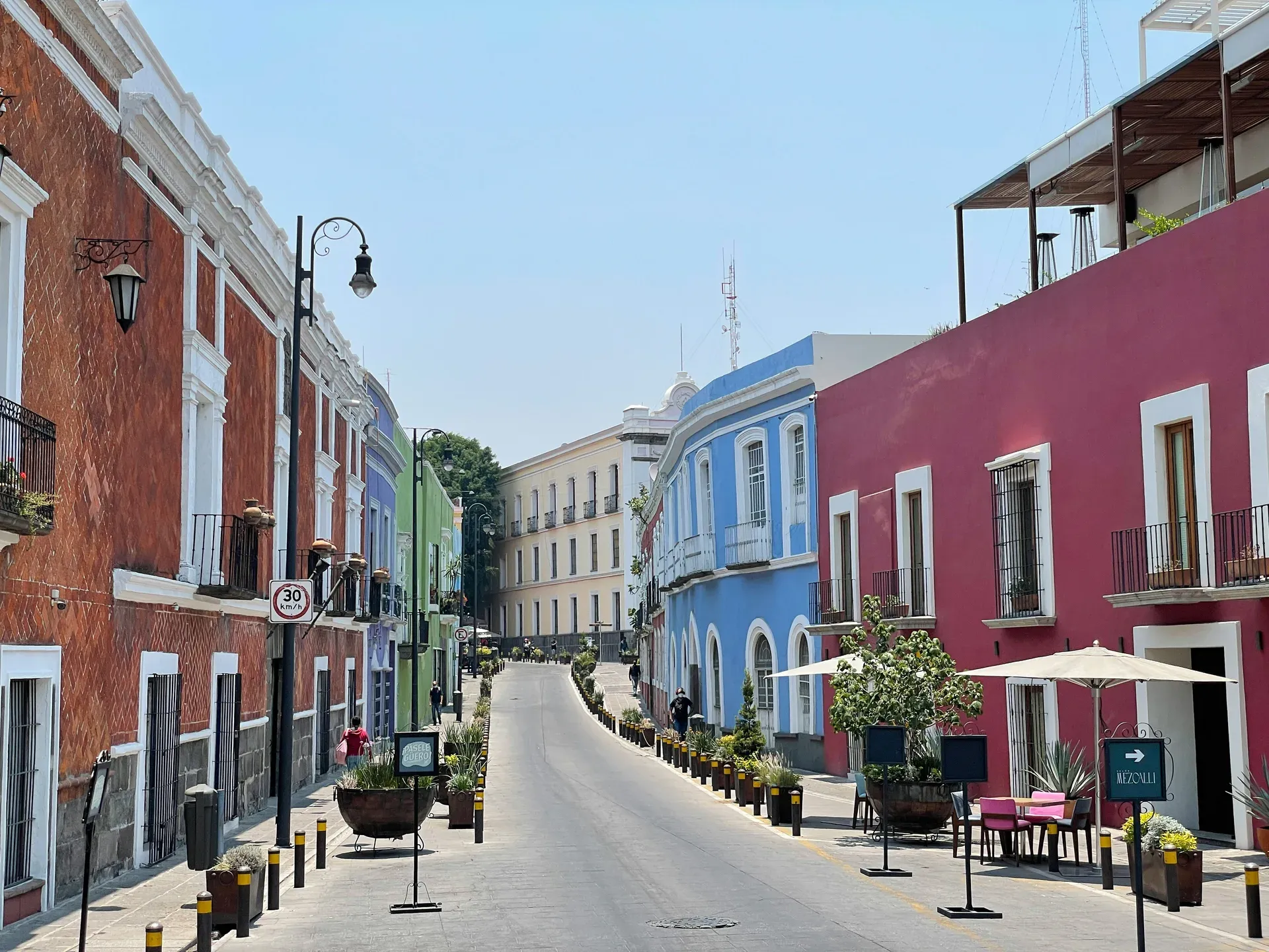 Calle colonial del centro histórico de Puebla con fachadas de colores