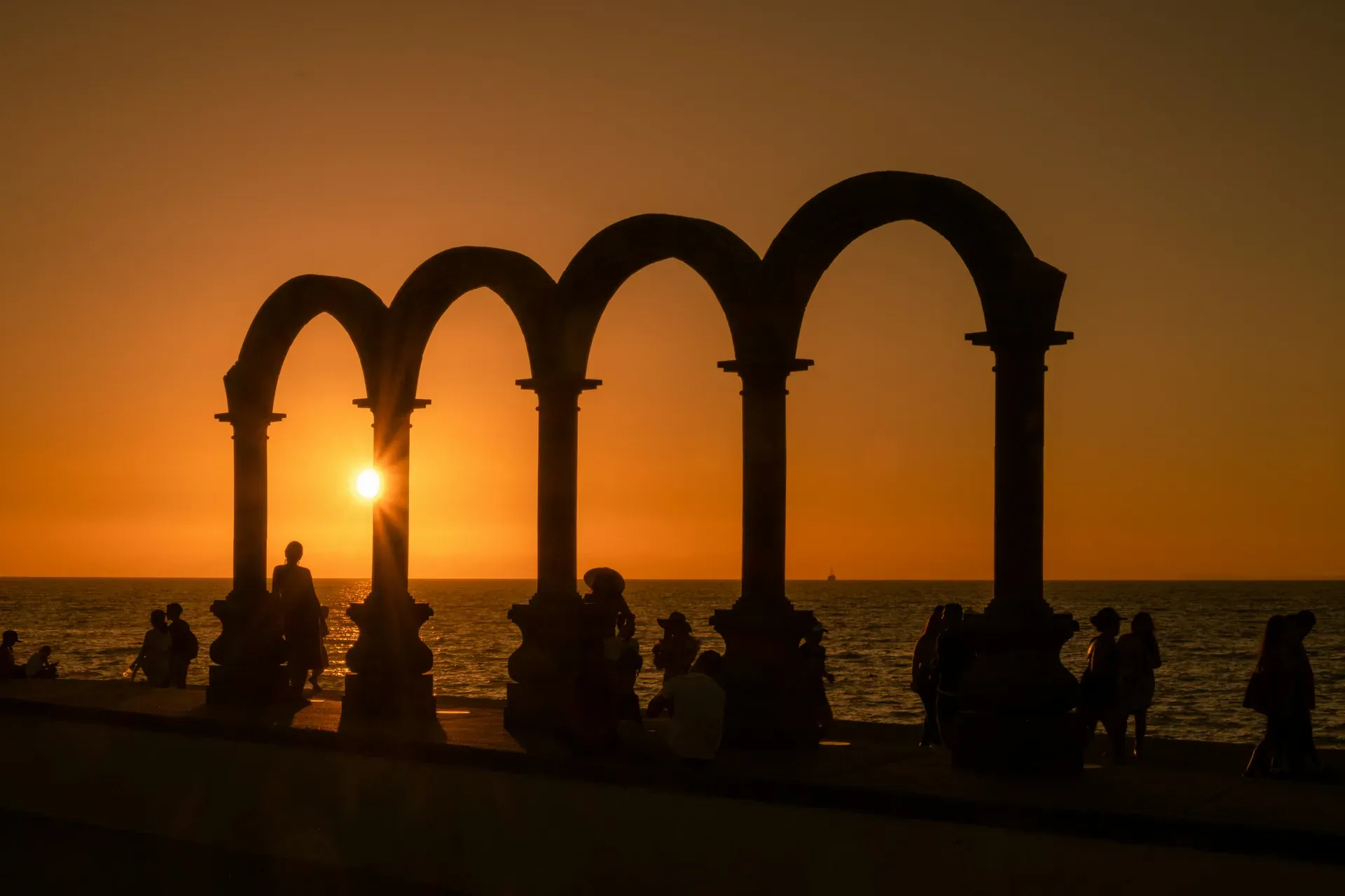 Los Arcos del Malecon de Puerto Vallarta al atardecer