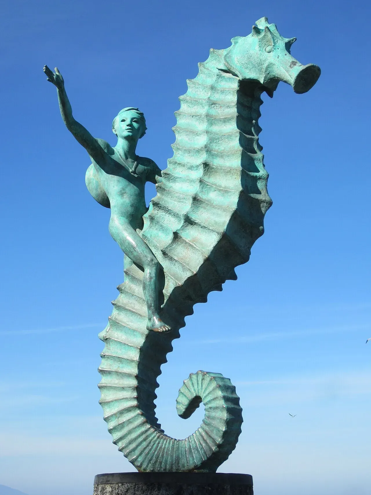 Escultura El Niño sobre el Caballito de Mar en el Malecón