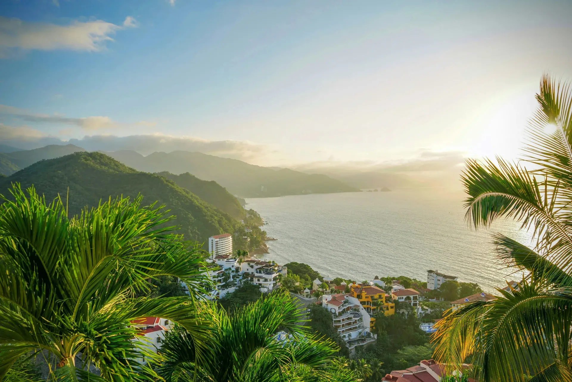 Malecon de Puerto Vallarta desde el aire con playa y palmeras