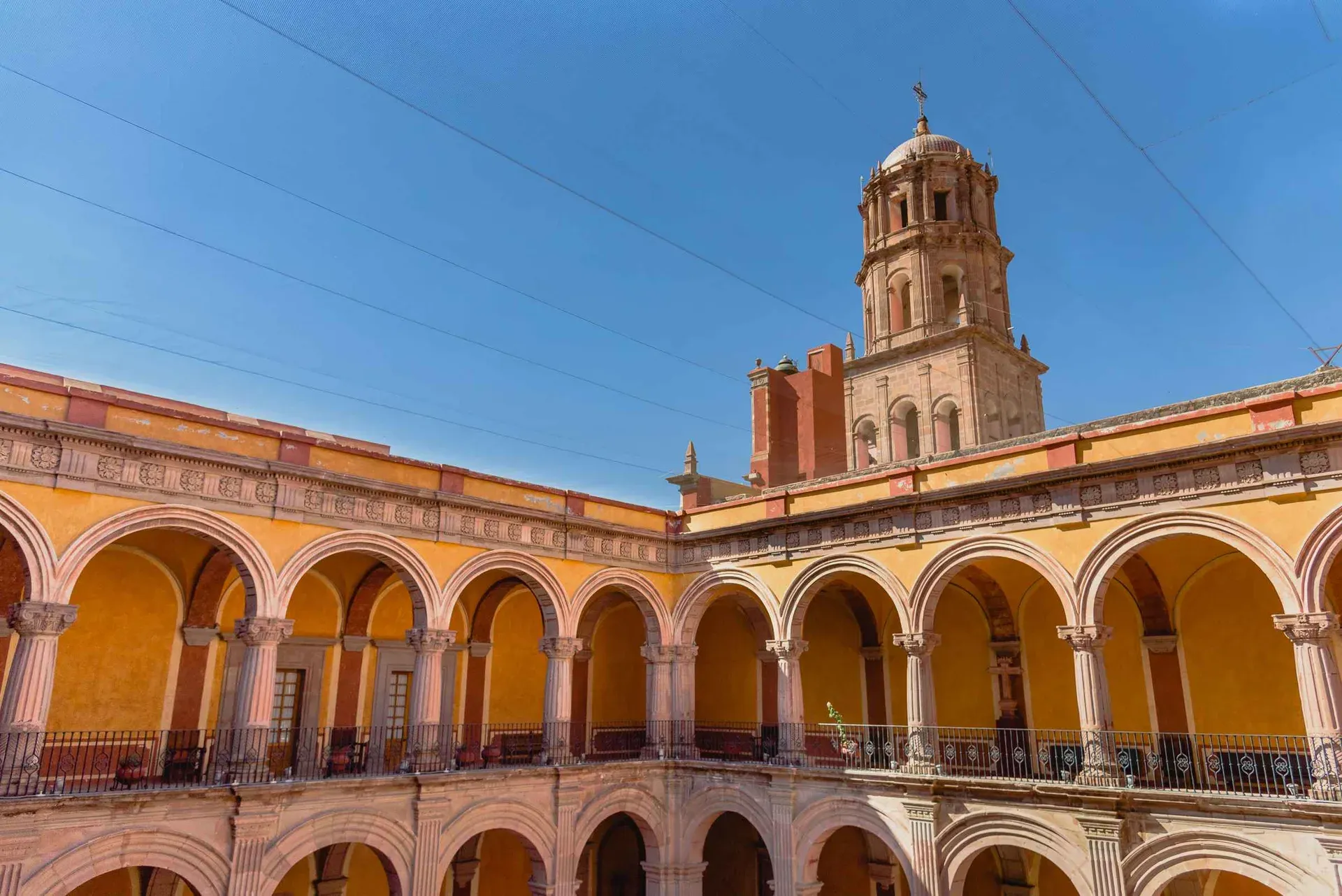 Acueducto de Querétaro iluminado de noche con sus 74 arcos