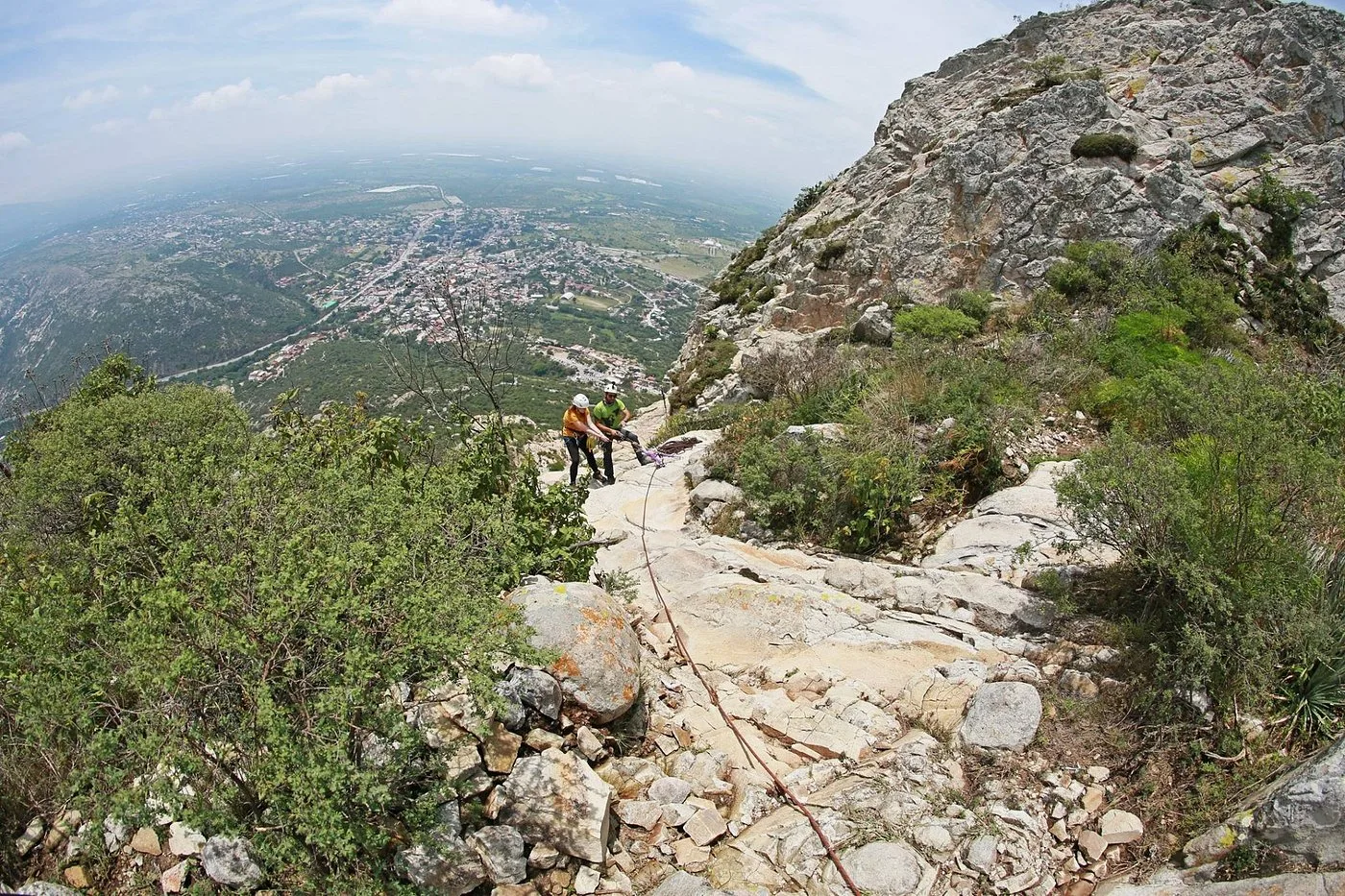 Foto de Rappel y escalada en roca volcánica