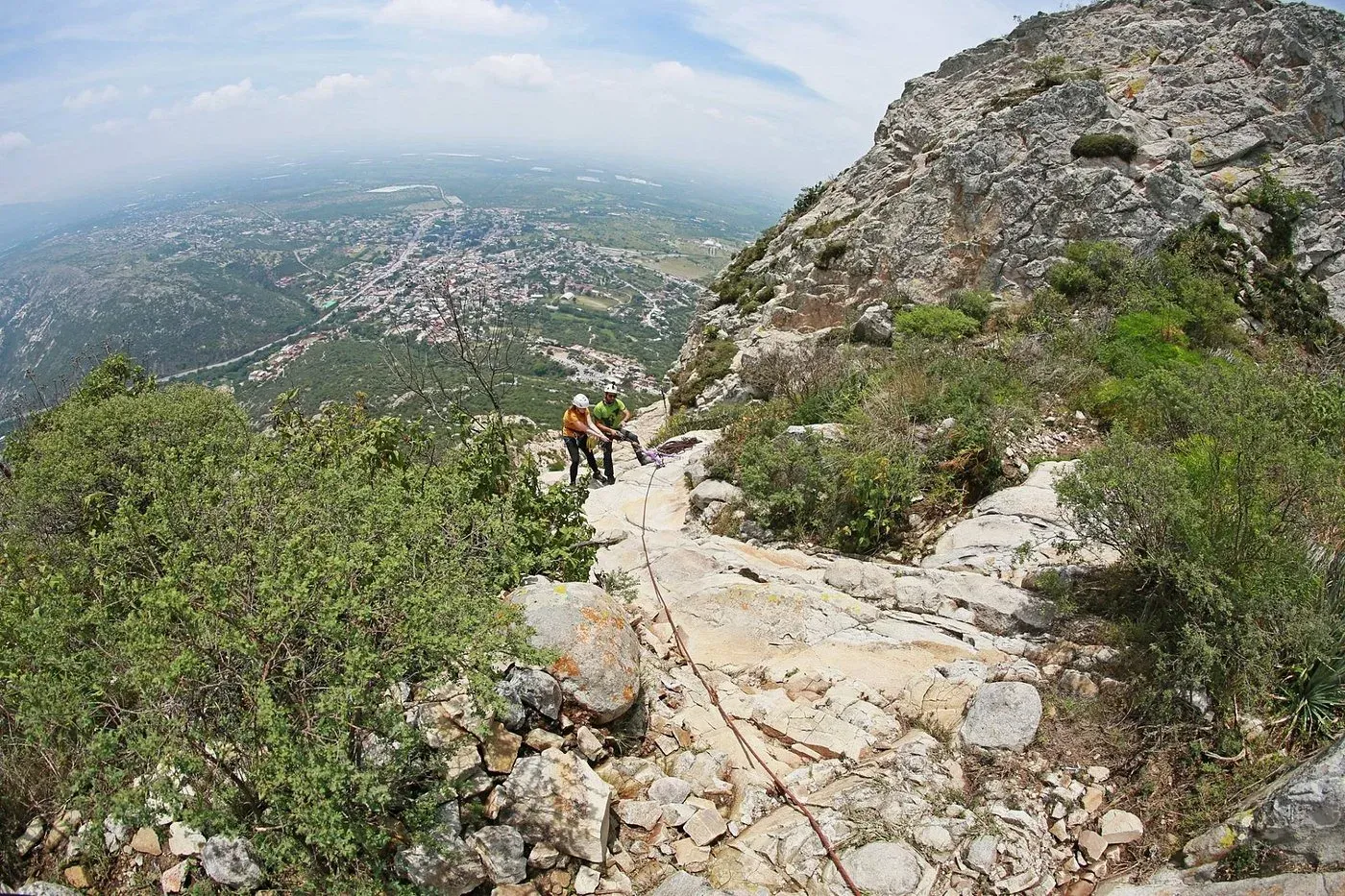 Escaladores con cuerdas en la Peña de Bernal con vistas panorámicas