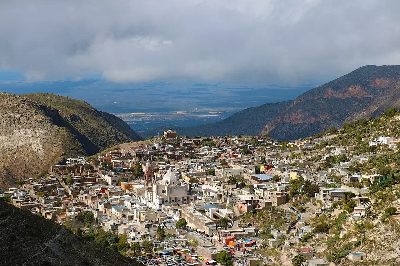 Calles empedradas del pueblo fantasma de Real de Catorce con ruinas mineras y desierto al fondo