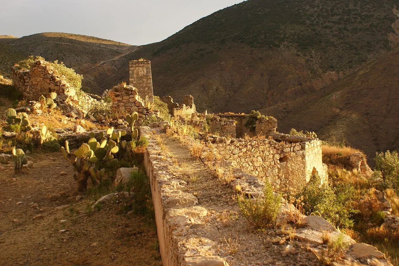 Ruinas de piedra del pueblo fantasma minero de Real de Catorce al atardecer