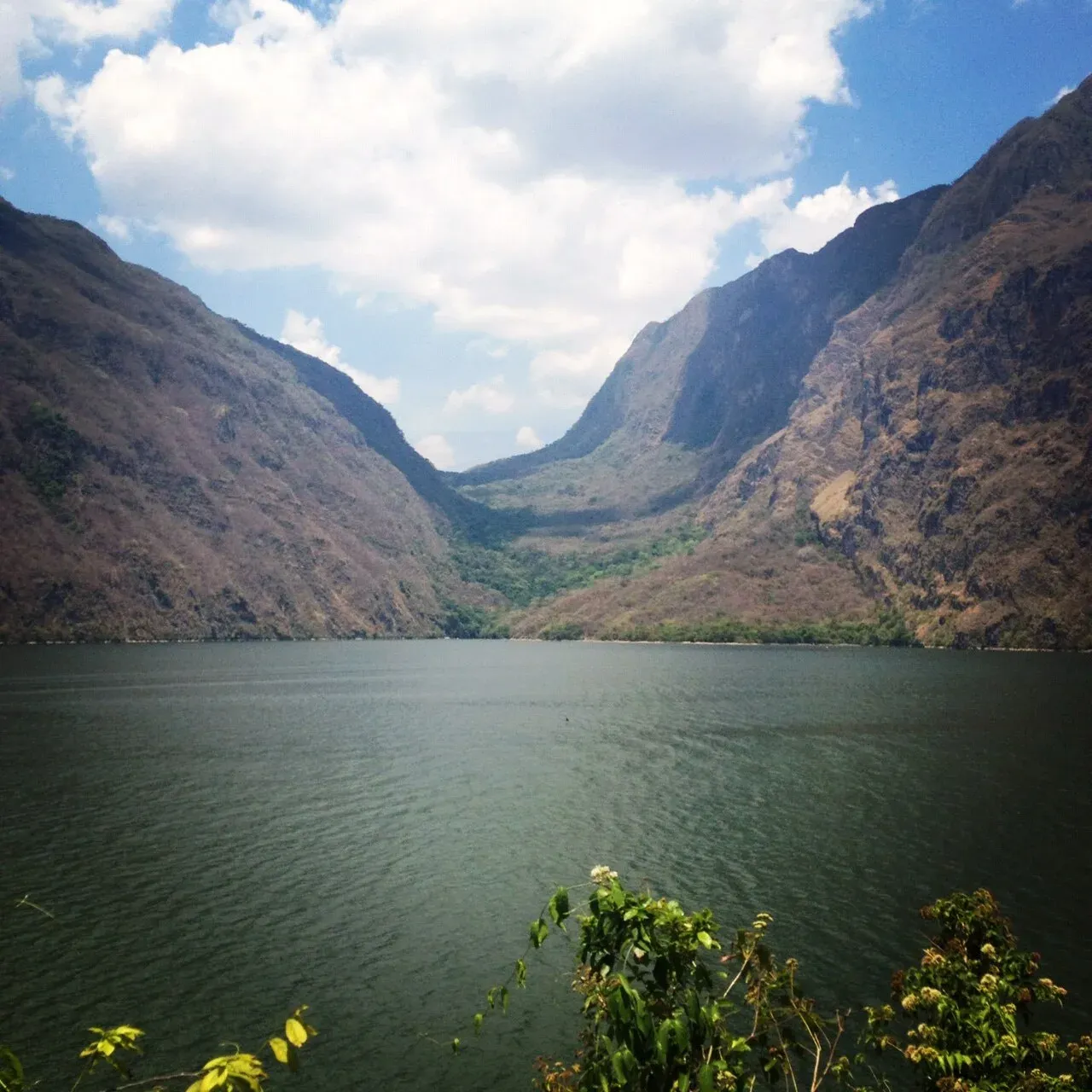 Cañón del Sumidero con paredes verticales, río y montañas