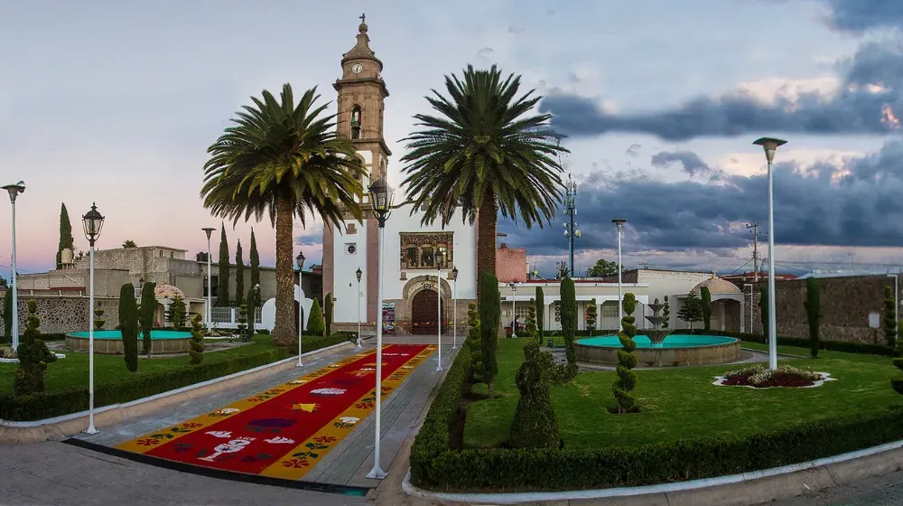 Ruinas prehispánicas de San Martín de las Pirámides con arquitectura colonial