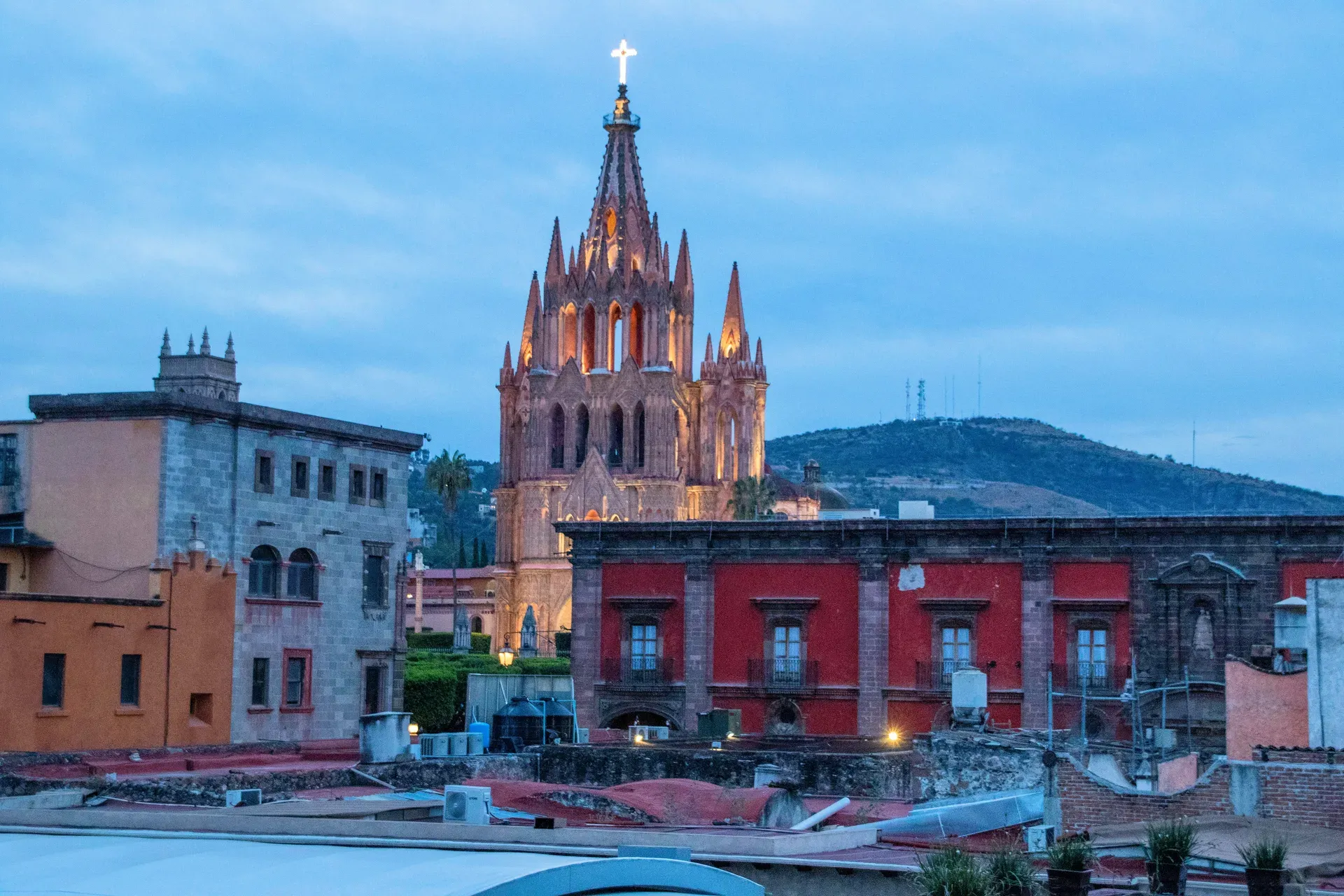 Parroquia de San Miguel Arcángel iluminada al atardecer vista desde mirador con tejados