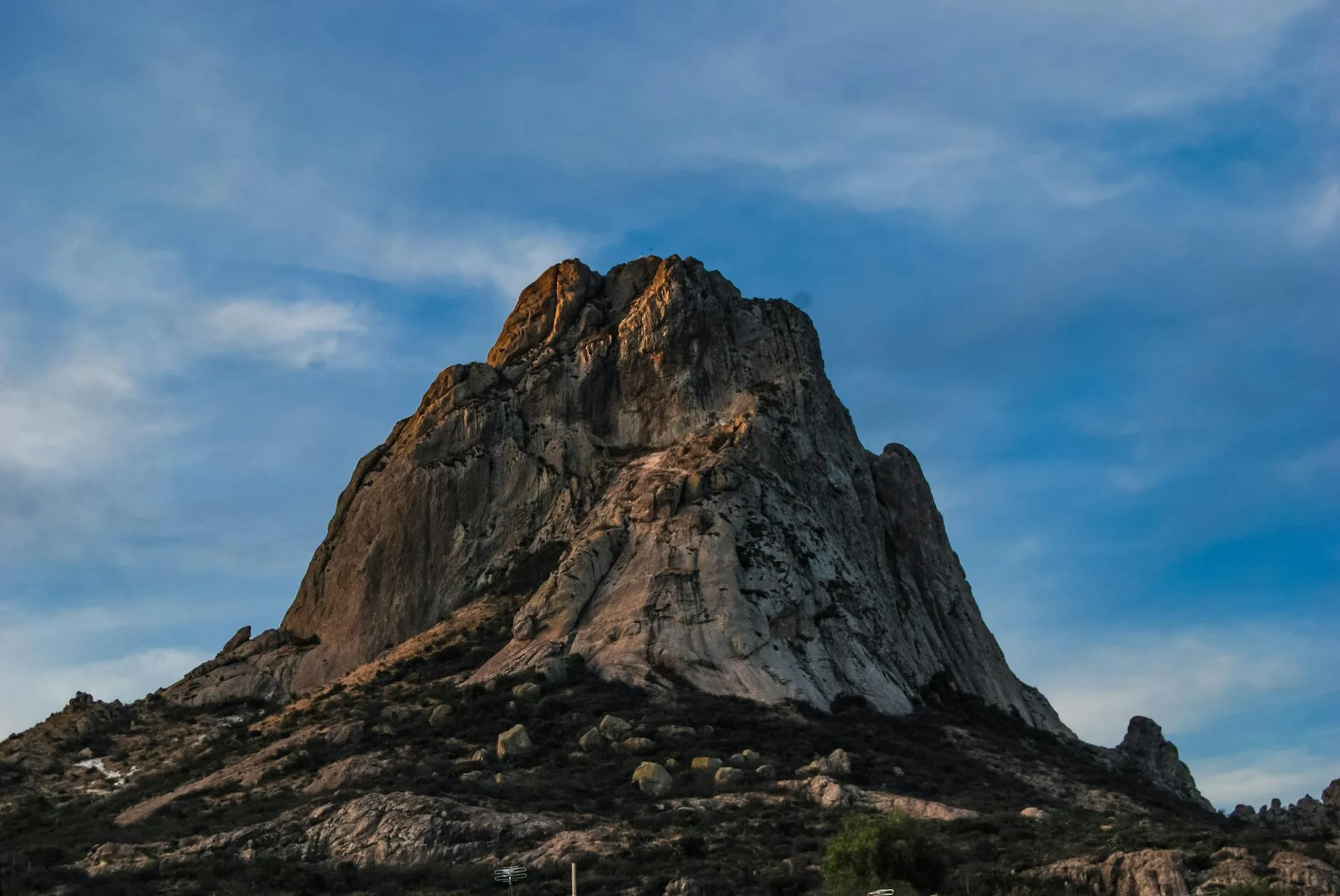 Senderismo en la Peña de Bernal al amanecer