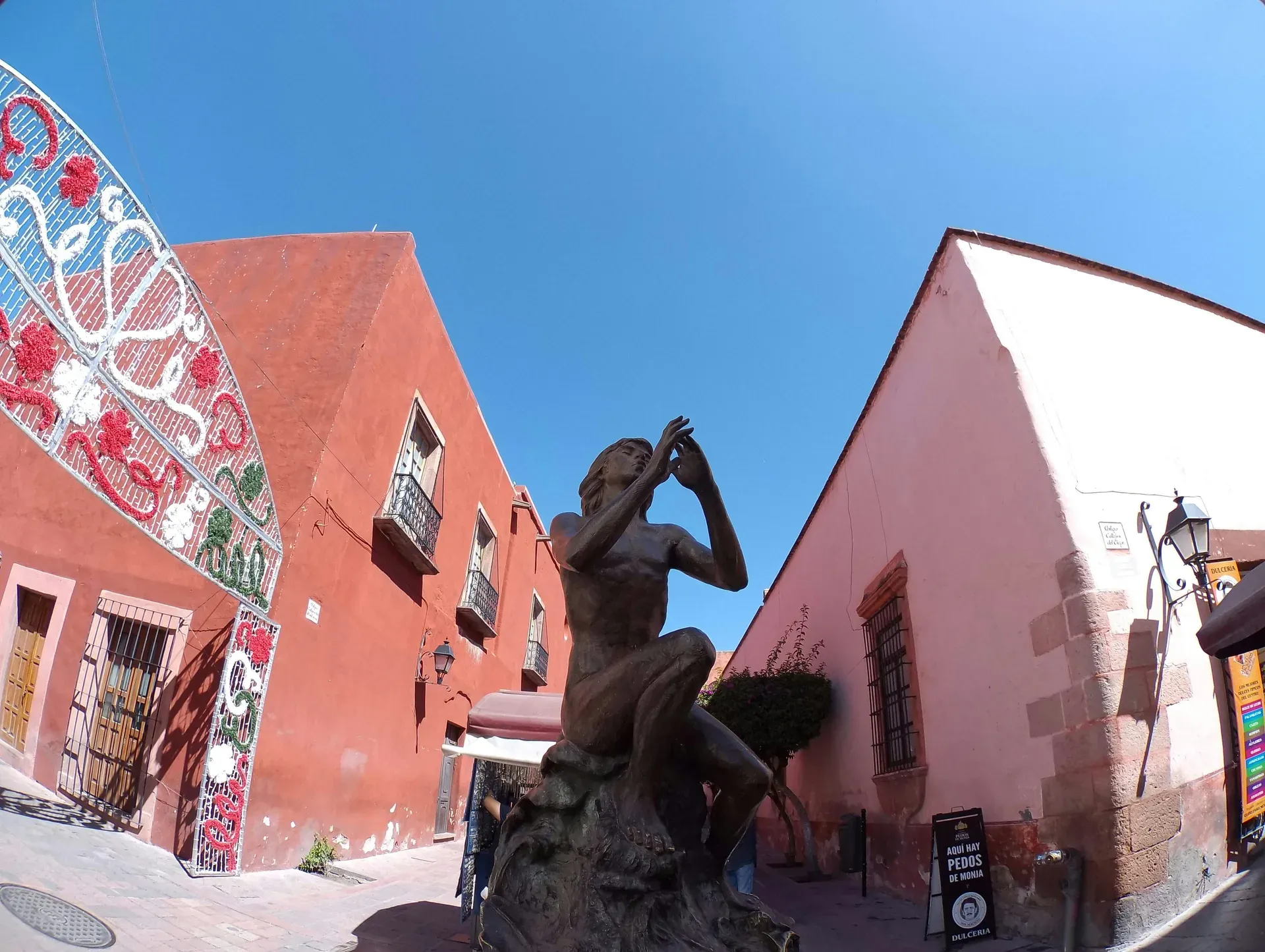 Estatua histórica en plaza colonial de Querétaro