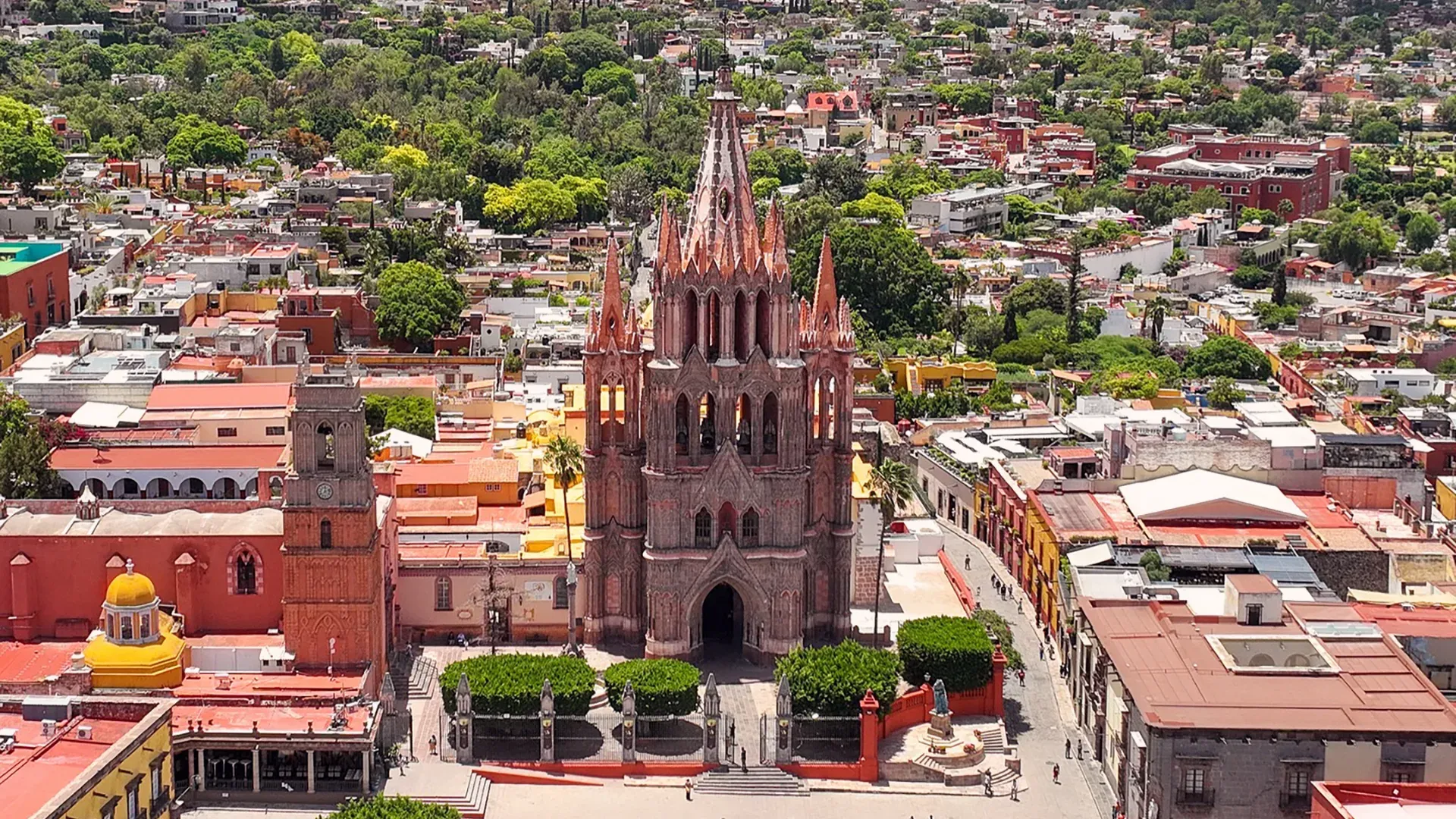 Vista aerea de la Parroquia de San Miguel Arcangel y el centro historico