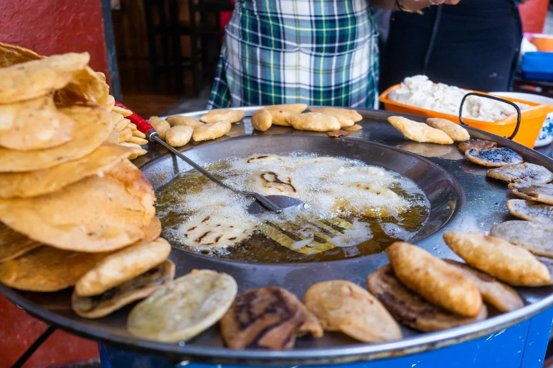 Comida callejera mexicana en puestos tradicionales