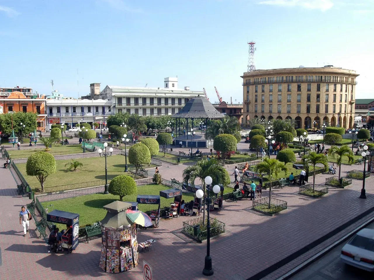 Plaza de la Libertad de Tampico con edificios históricos y jardines