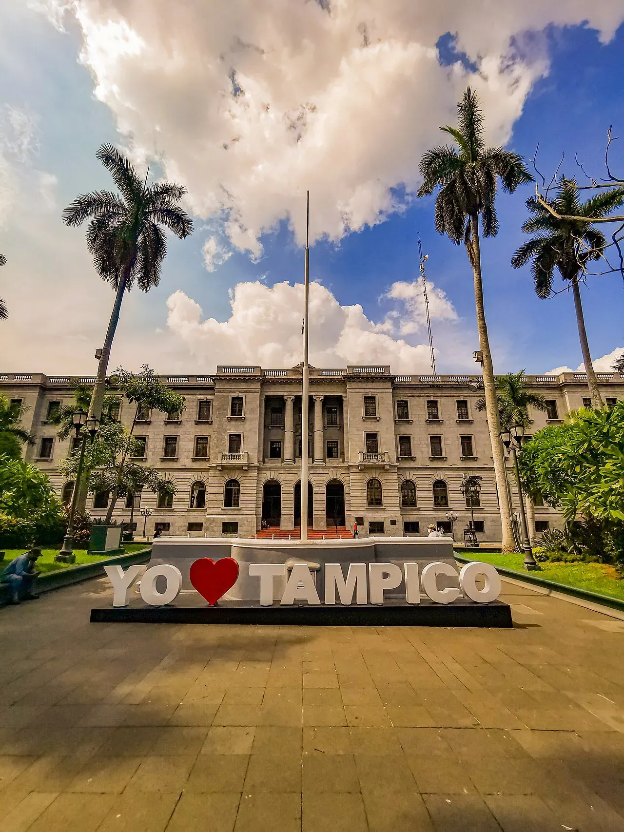 Palacio Municipal con letrero YO AMO TAMPICO y palmeras