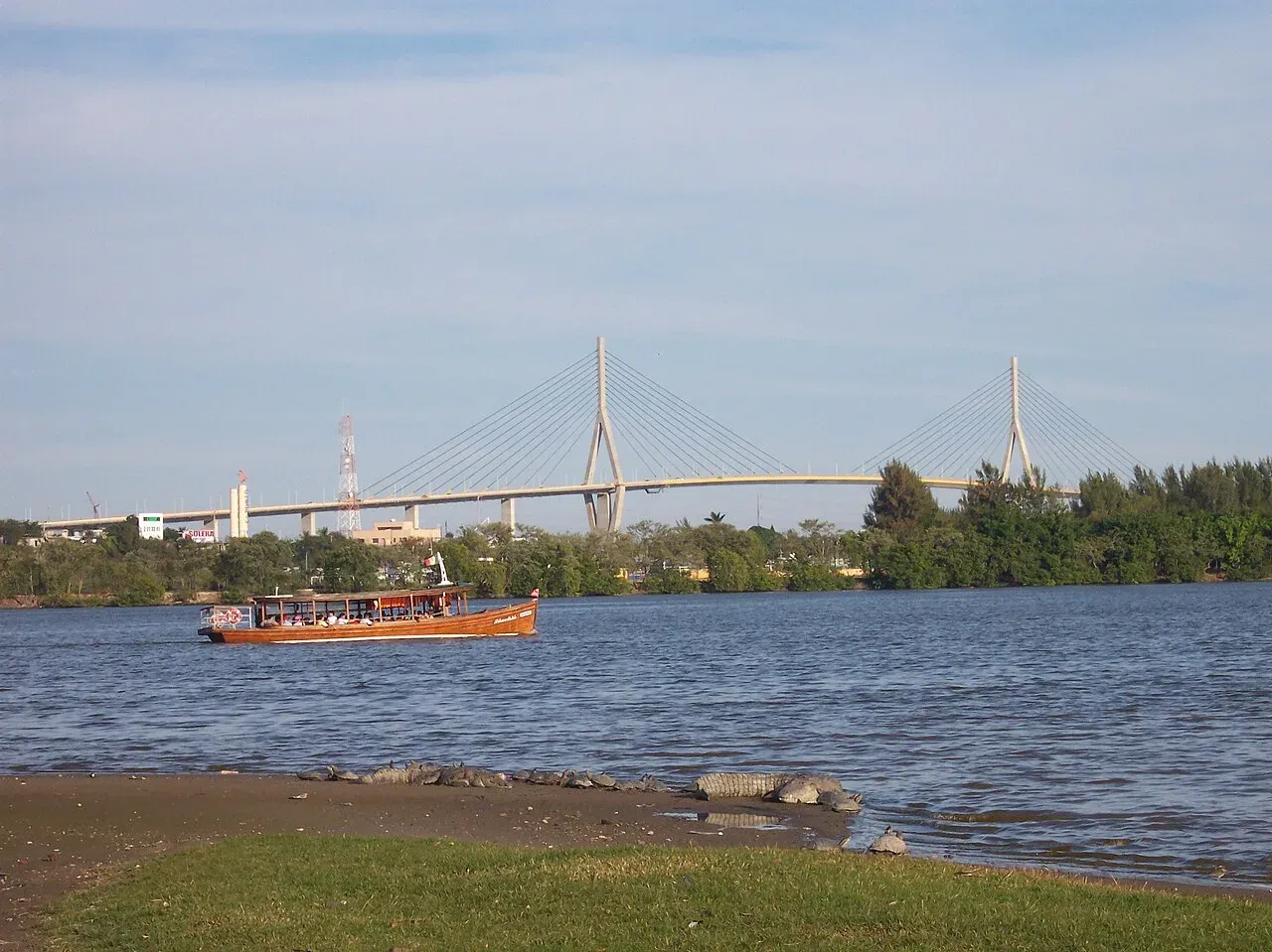 Laguna del Carpintero con lancha y puente atirantado