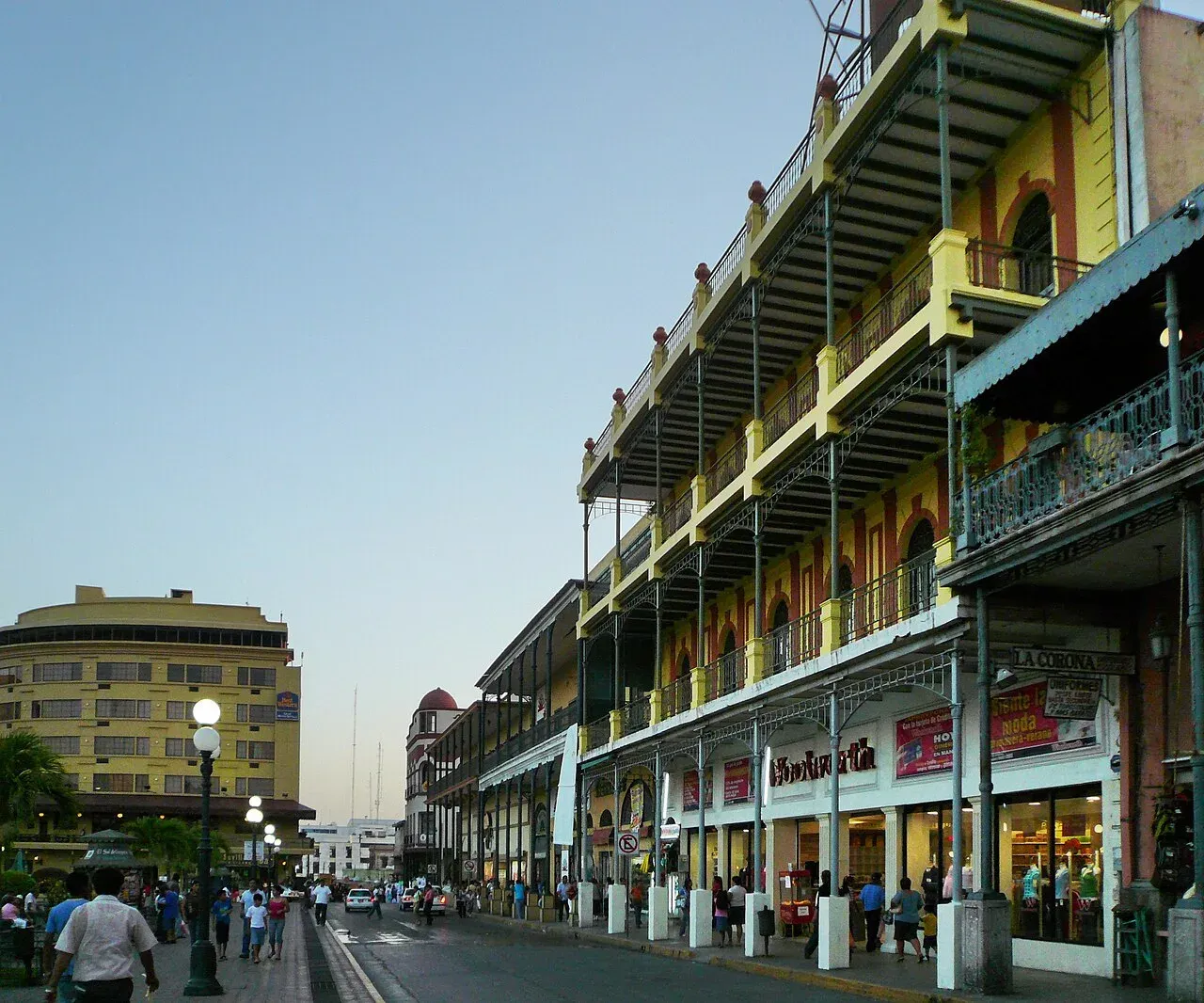 Arquitectura colonial estilo New Orleans con balcones de hierro forjado