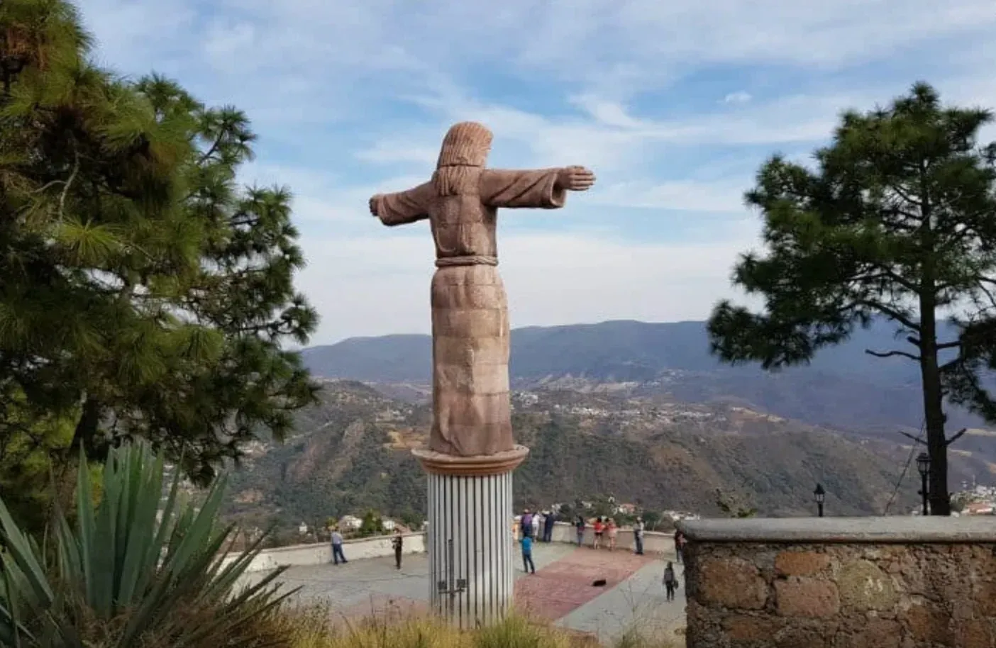 Cristo Monumental del Cerro de Atachi