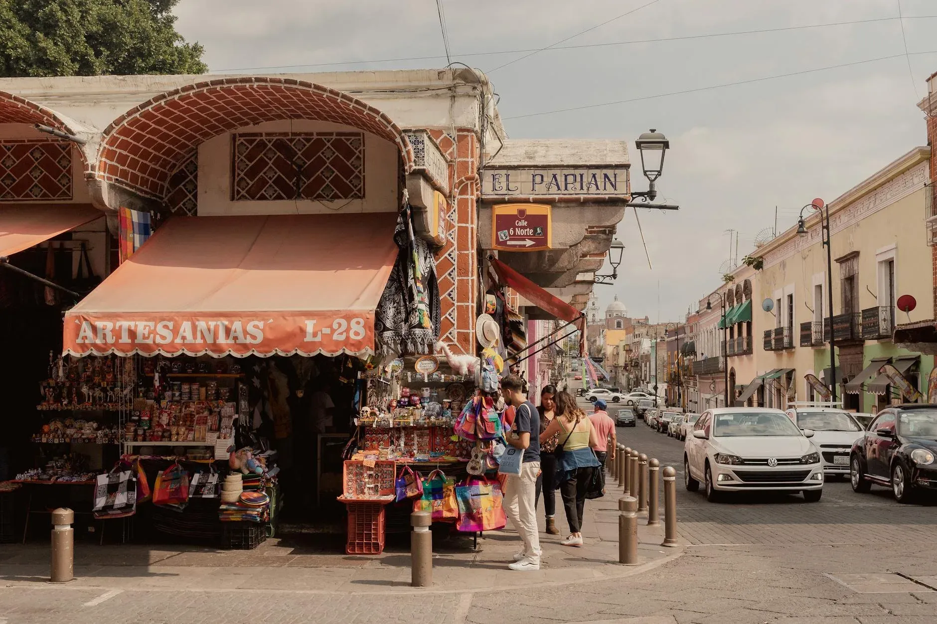 Tianguis de artesanías de plata en calle empedrada de Taxco