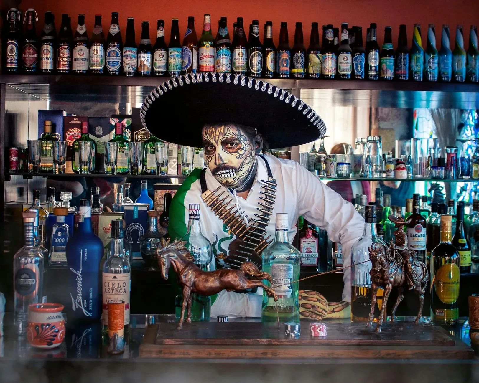 Mezcal y bebidas alcohólicas en barra de cantina tradicional
