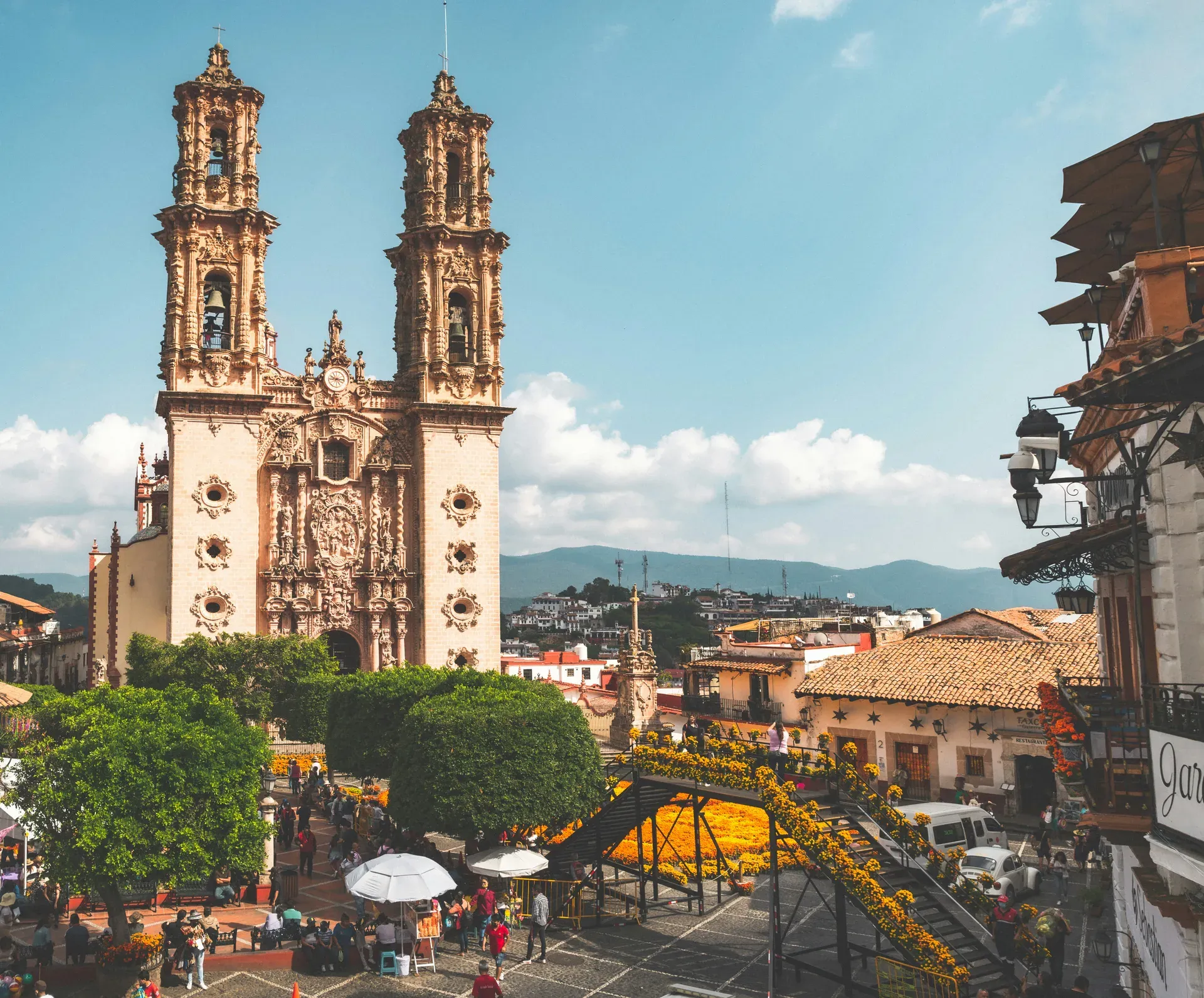 Iglesia de Santa Prisca desde la plaza decorada con cempasuchil
