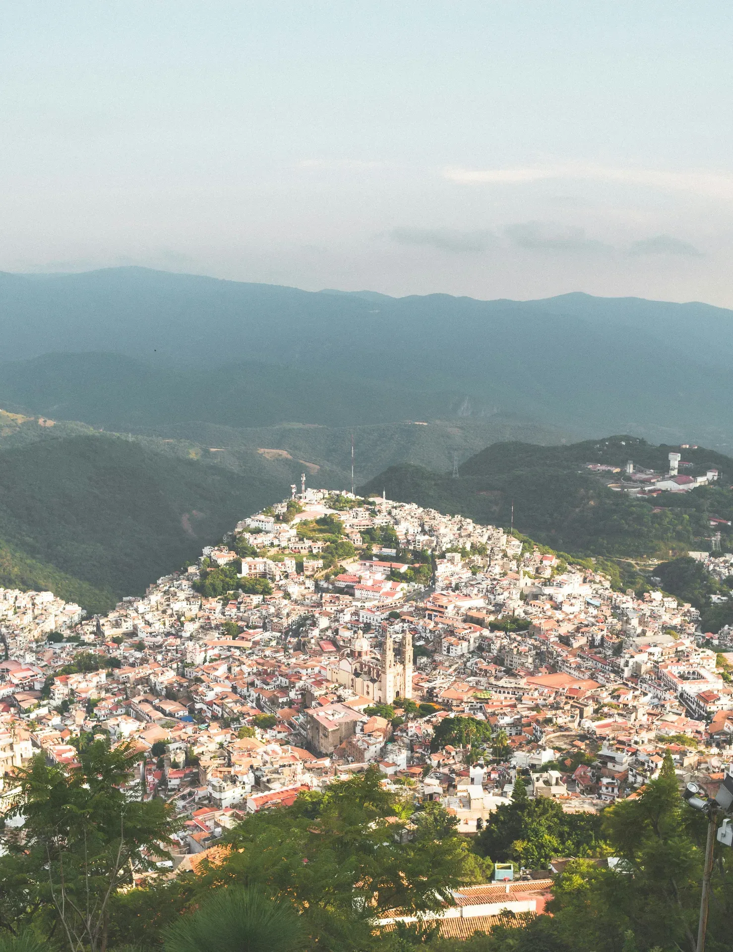Panoramica de Taxco desde lo alto con edificios blancos y montanas