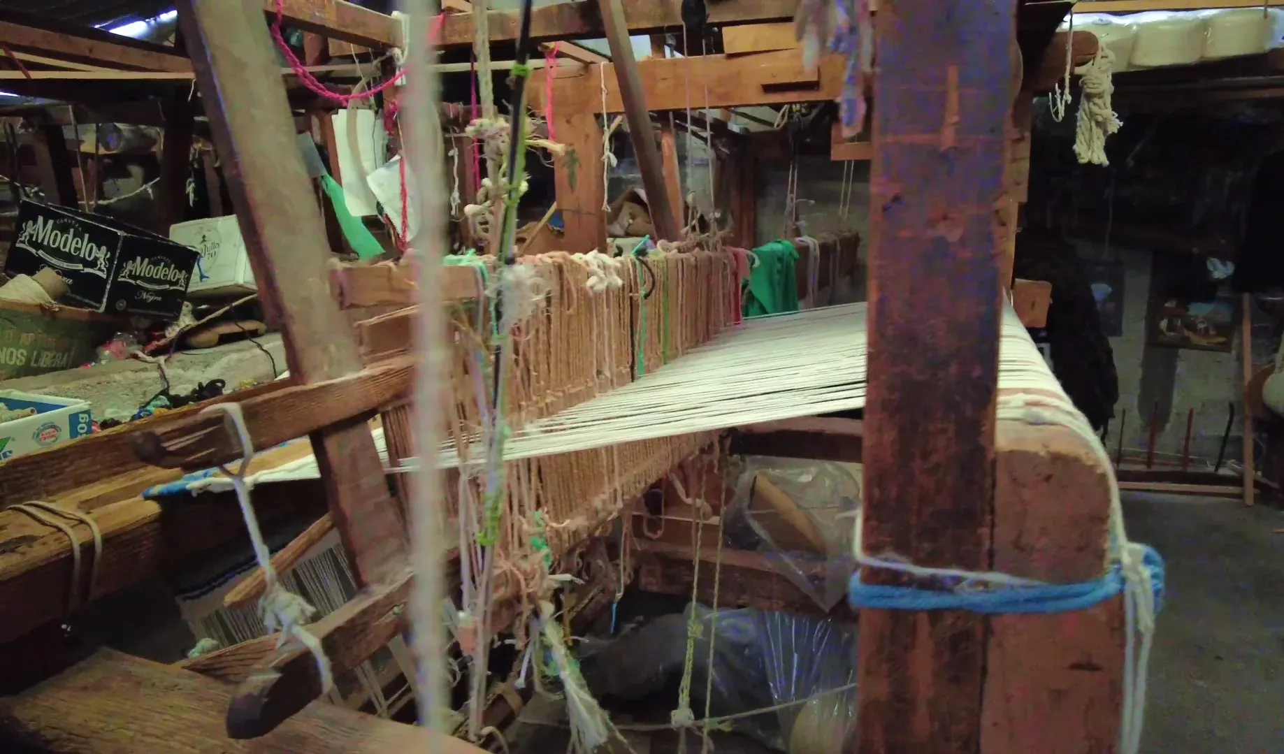 Telar de pedal artesanal para rebozos de lana en taller de Bernal