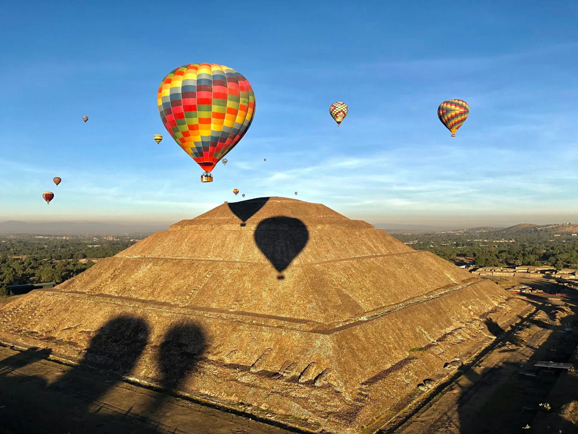 Piramide del Sol de Teotihuacan con globos aerostaticos al amanecer