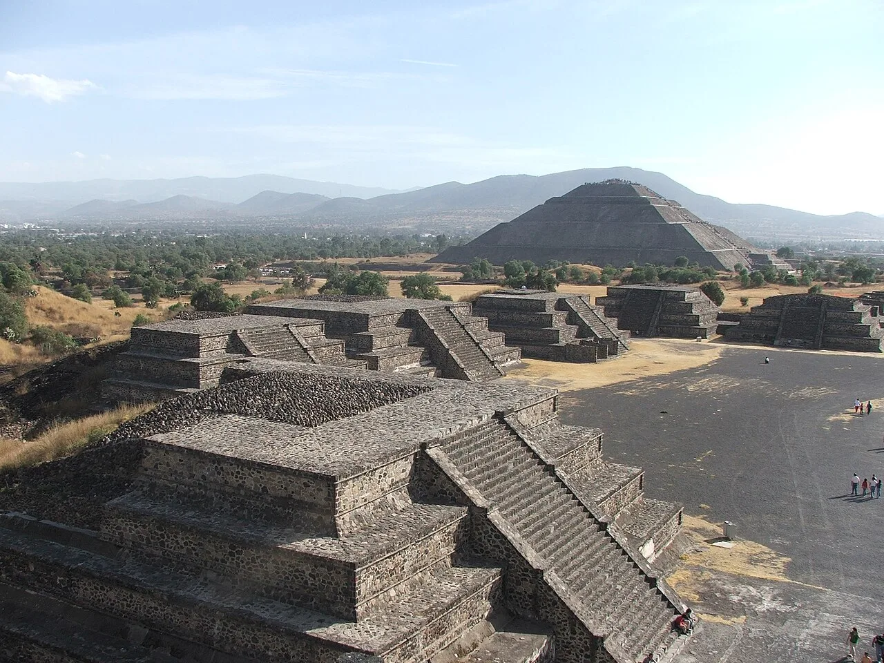 Recorrer la Calzada de los Muertos