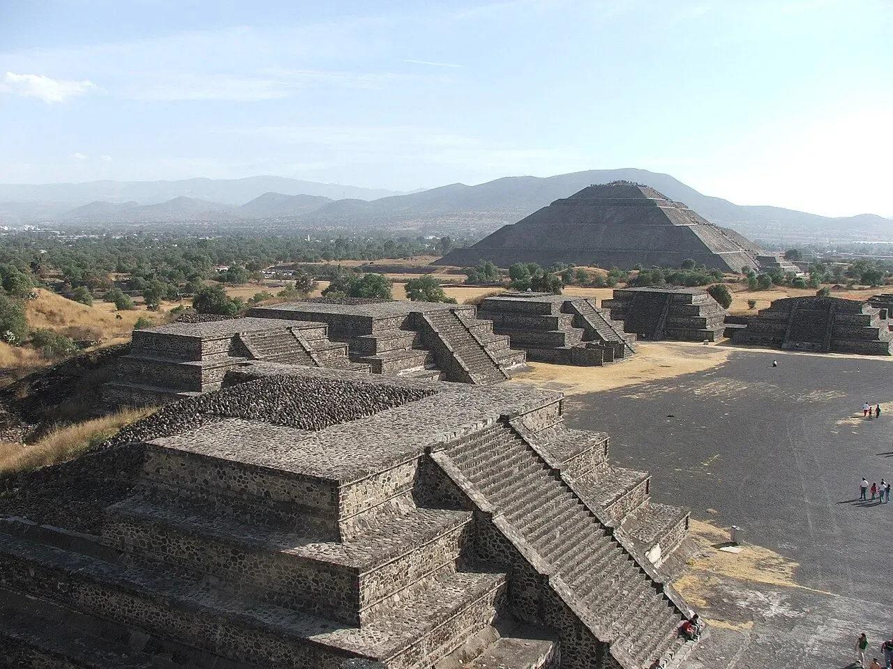 Pirámide del Sol vista desde la Pirámide de la Luna con Calzada de los Muertos