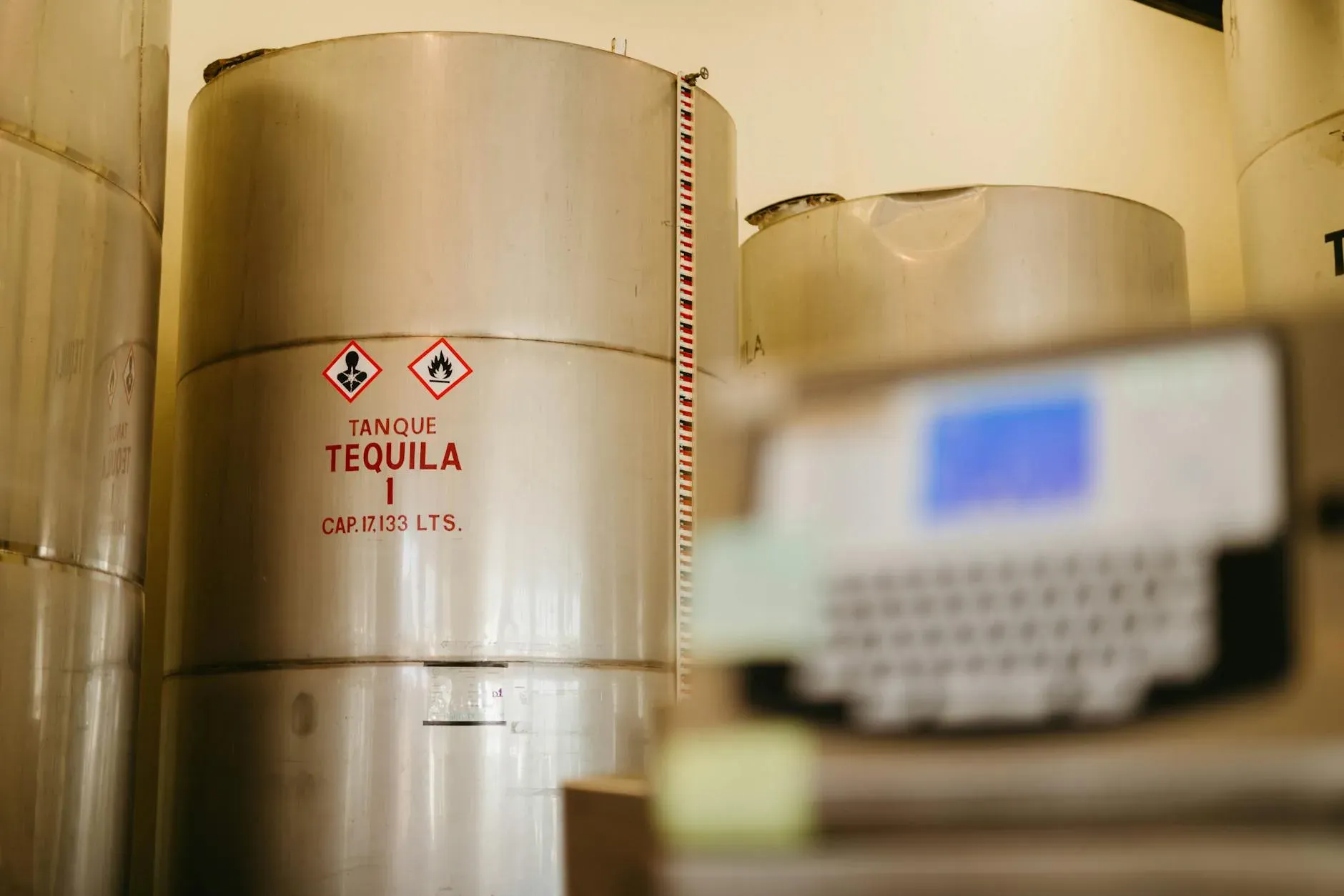 Tanque industrial de tequila etiquetado en destilería La Rojeña