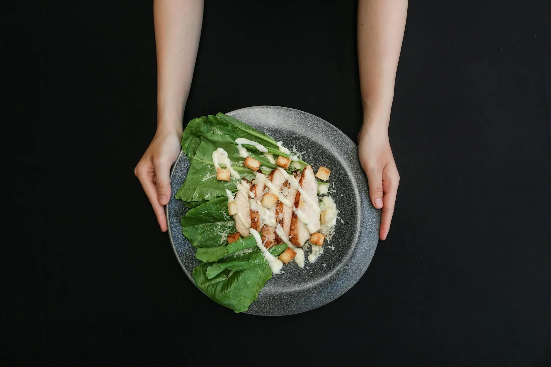 Ensalada César clásica en plato elegante con ingredientes frescos