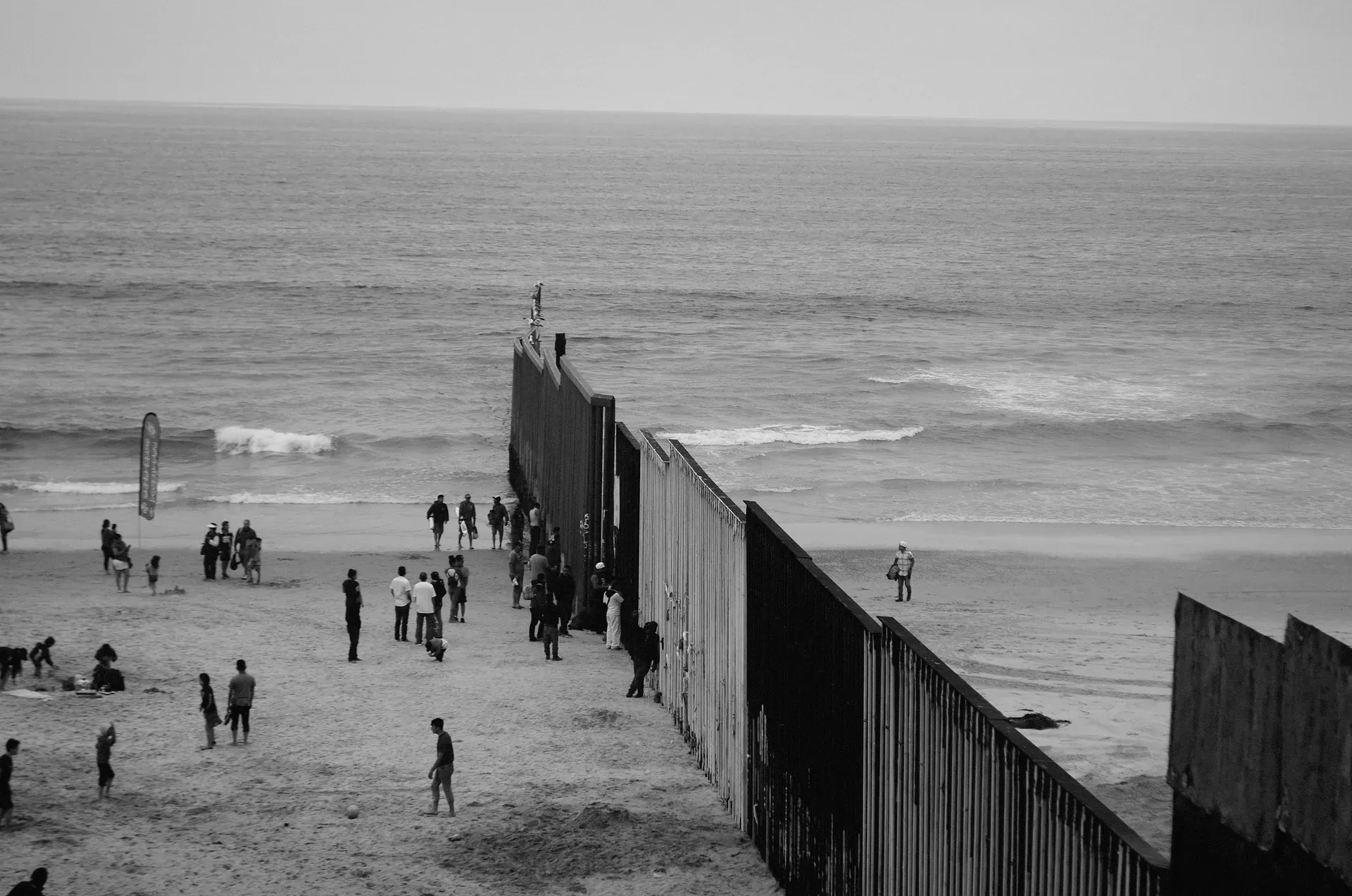 Cerca fronteriza encontrando el oceano en Playas de Tijuana