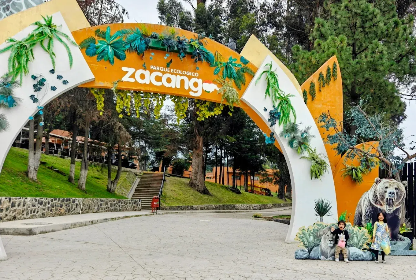 Jaguar en exhibición en zoológico con pelaje moteado dorado
