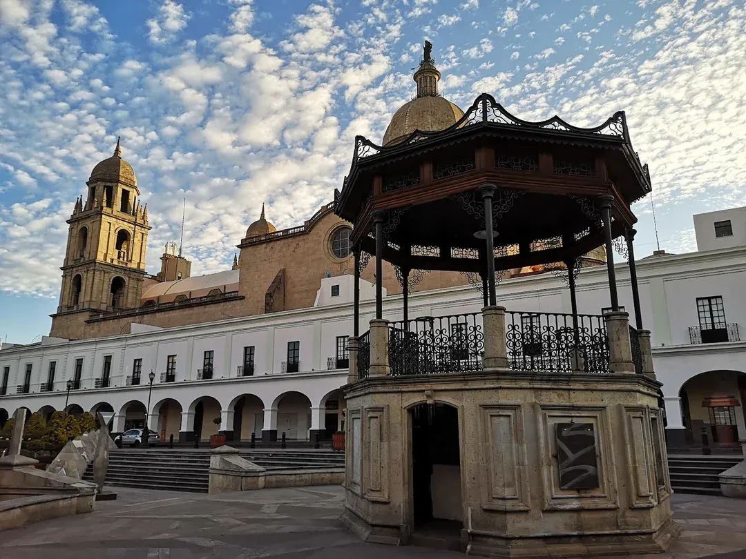 Los Portales de Toluca, arcada con columnas y gente caminando