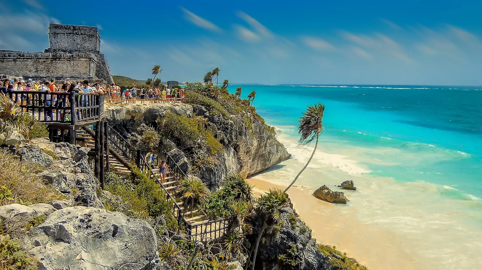Vista aerea de las ruinas mayas de Tulum sobre el acantilado frente al mar Caribe turquesa